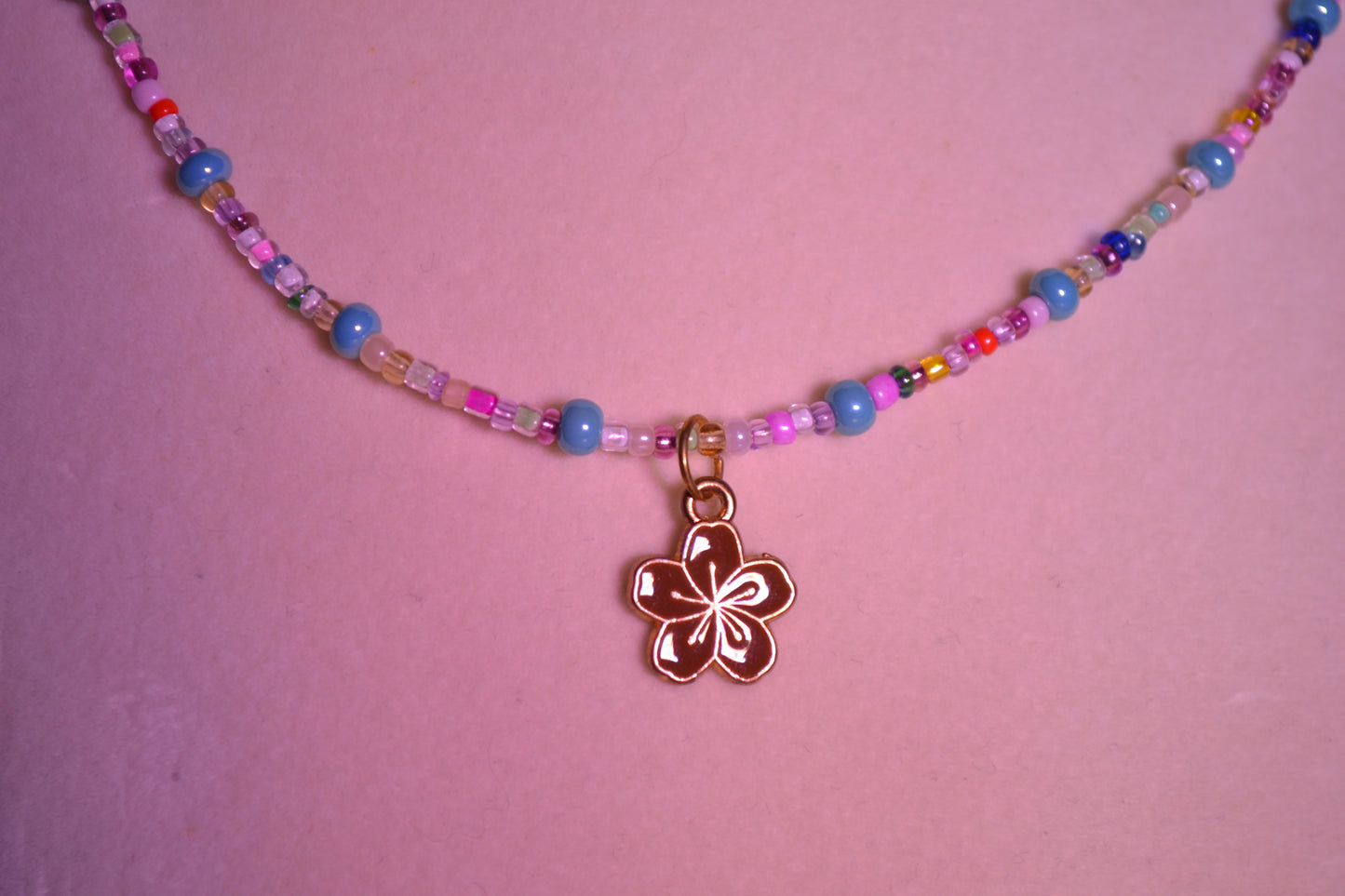 Flower pendant glass bead necklace