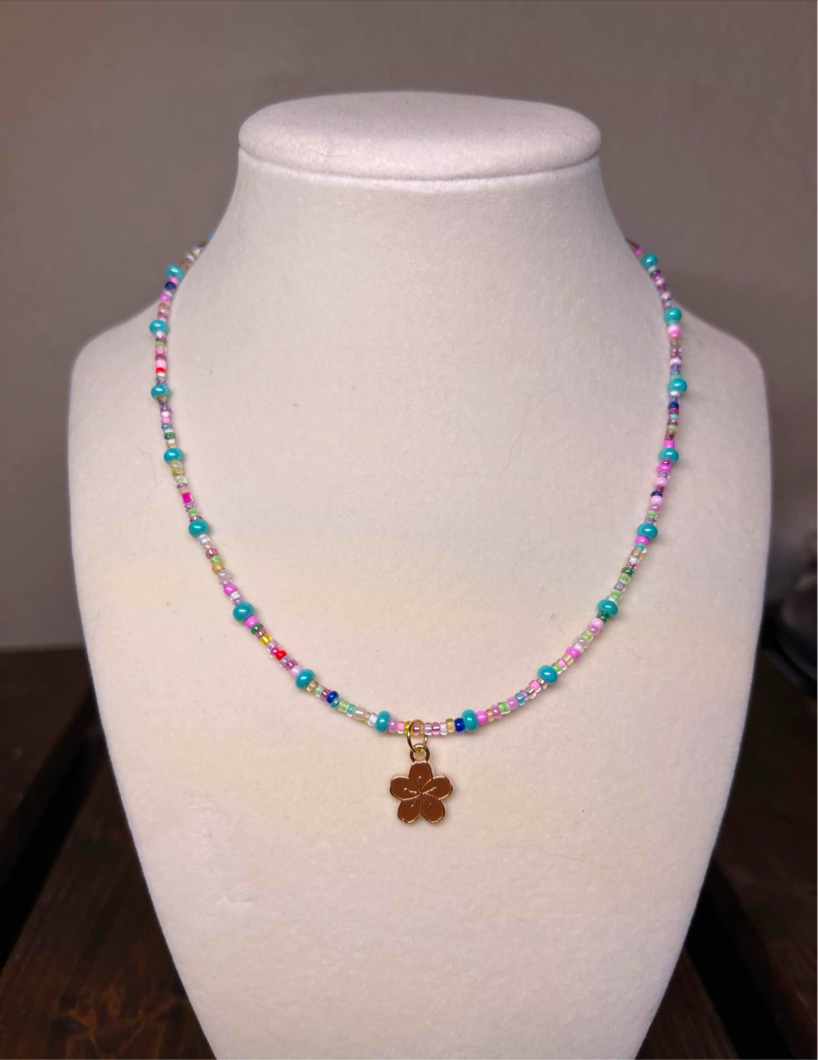 Flower pendant glass bead necklace