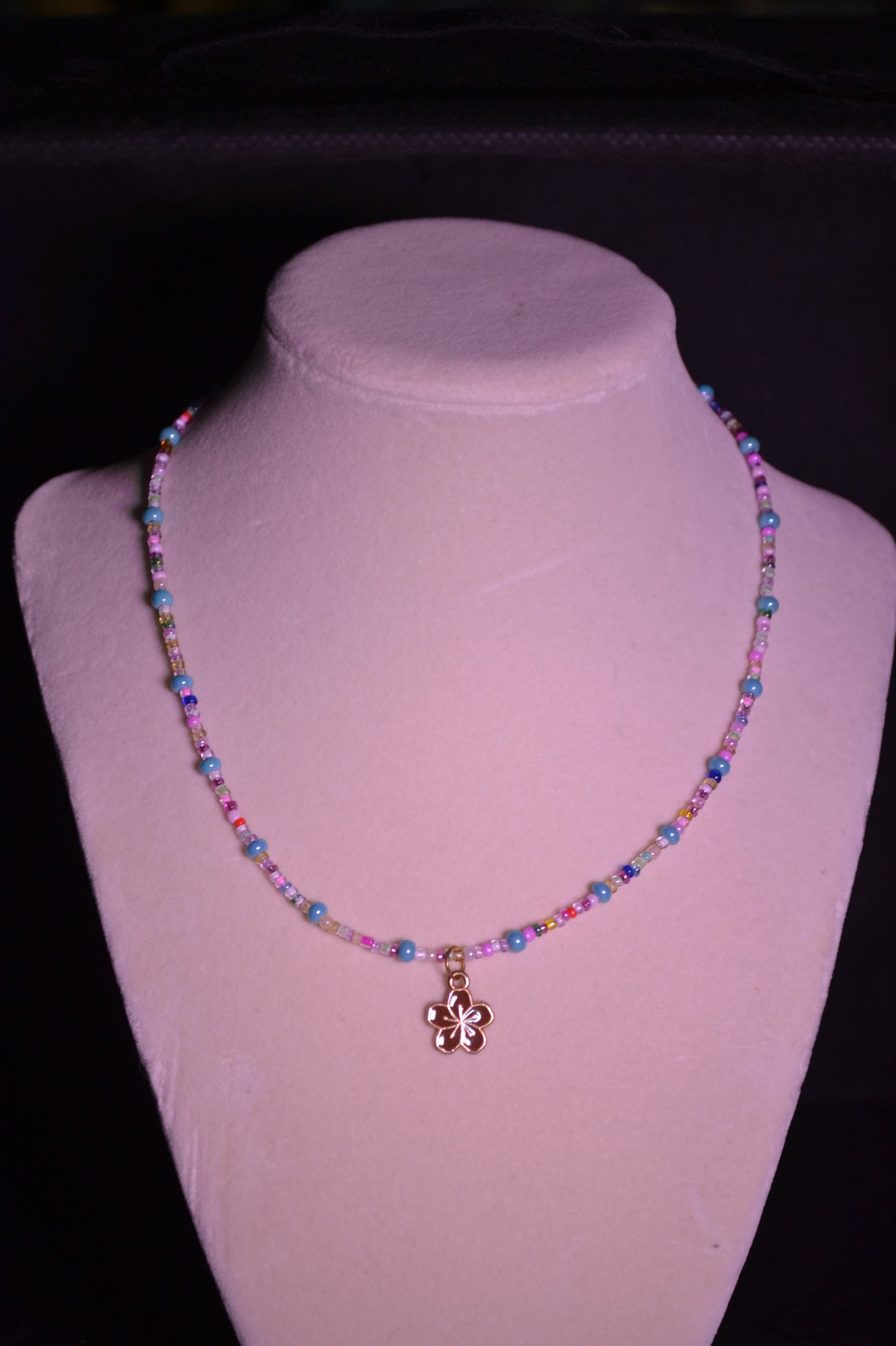 Flower pendant glass bead necklace