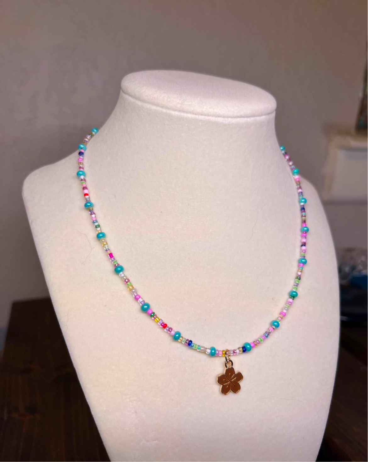 Flower pendant glass bead necklace