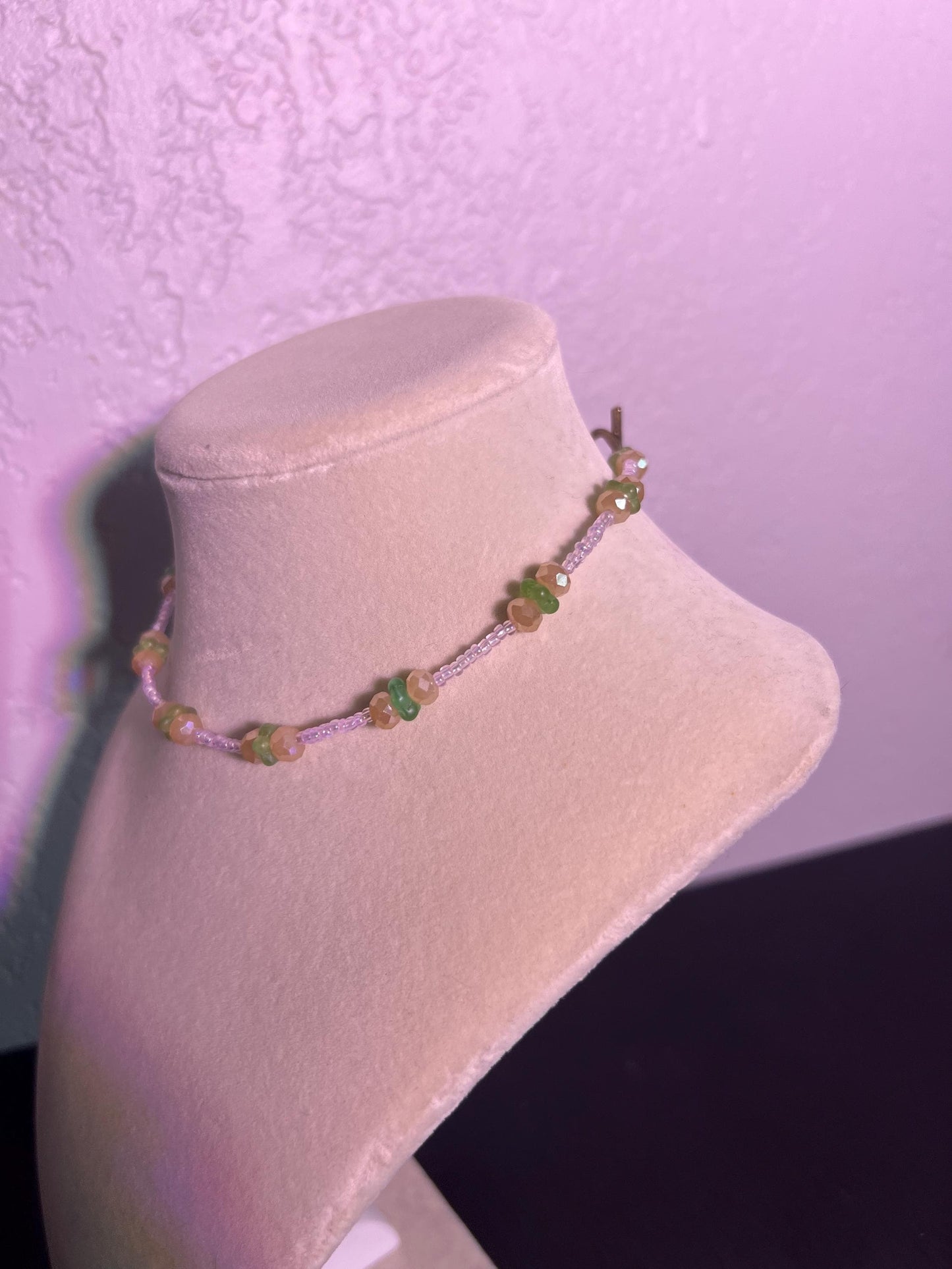 Glass bead choker. Jade and beige