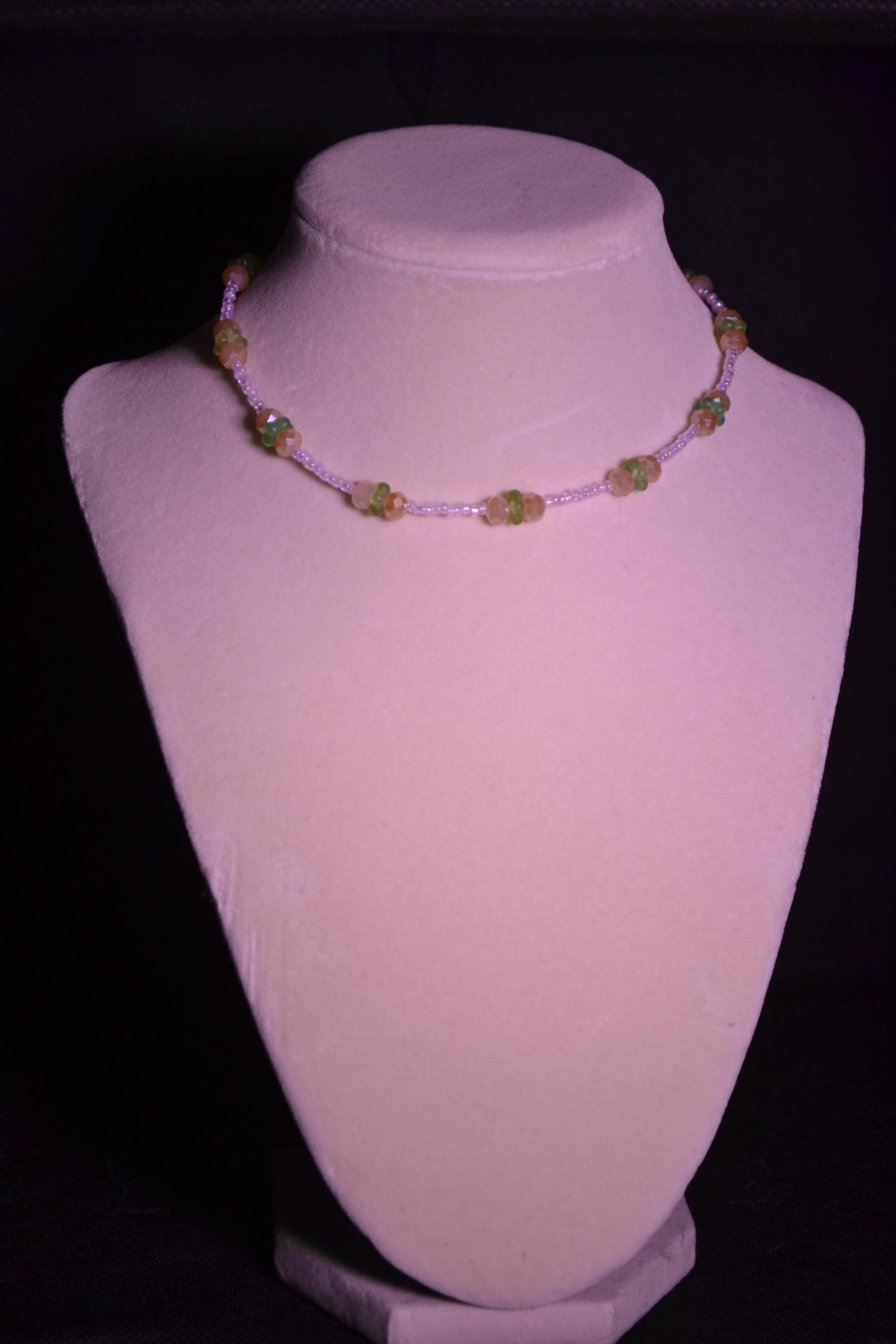 Glass bead choker. Jade and beige