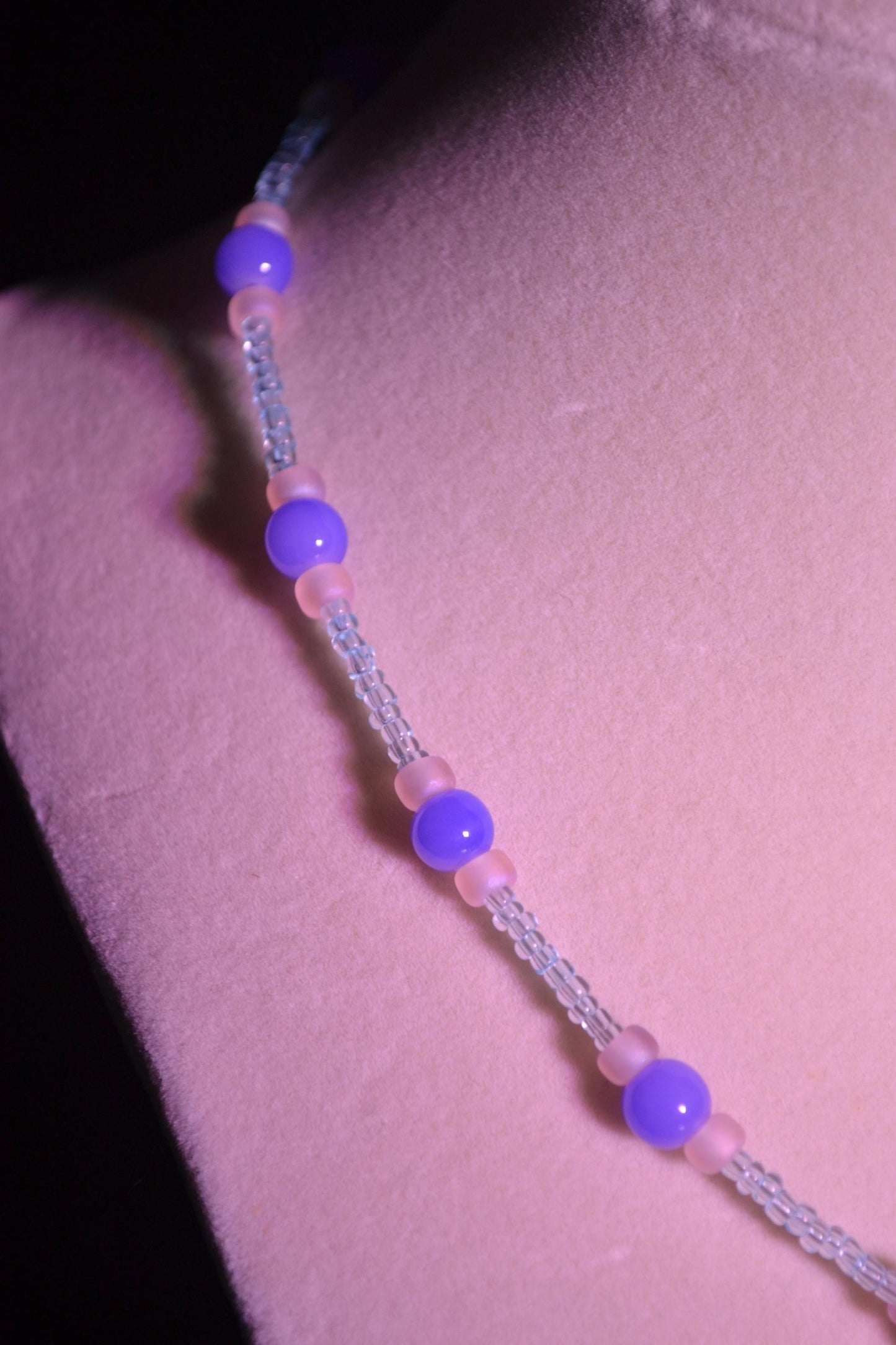 Multicolor glass bead necklace. Purple and pink