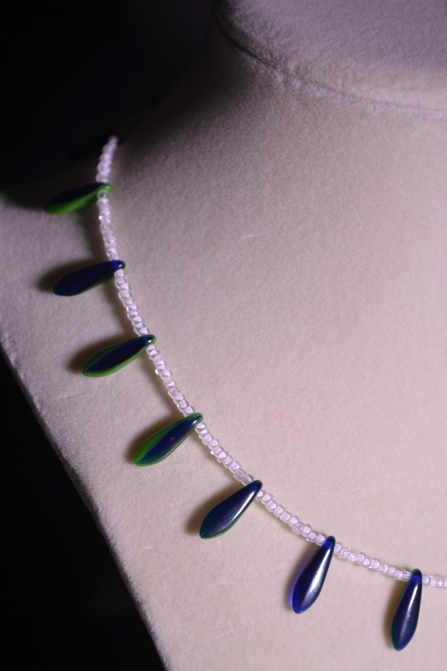 Reversible multicolor glass bead necklace. Green and navy