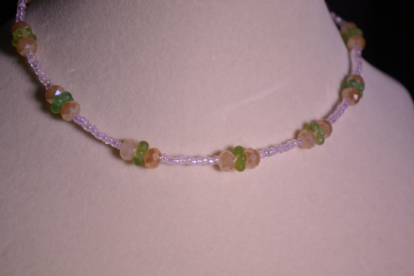 Glass bead choker. Jade and beige