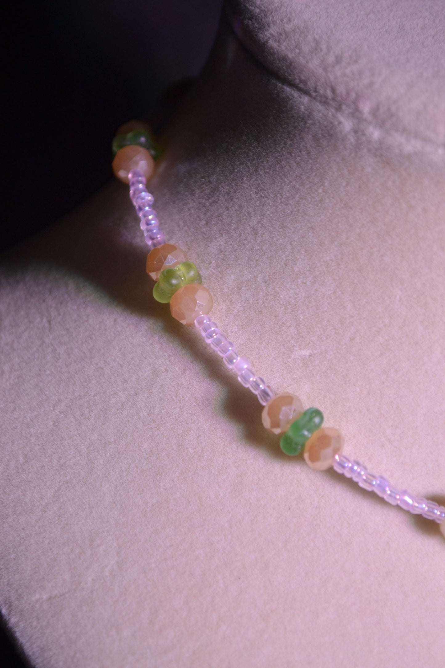 Glass bead choker. Jade and beige
