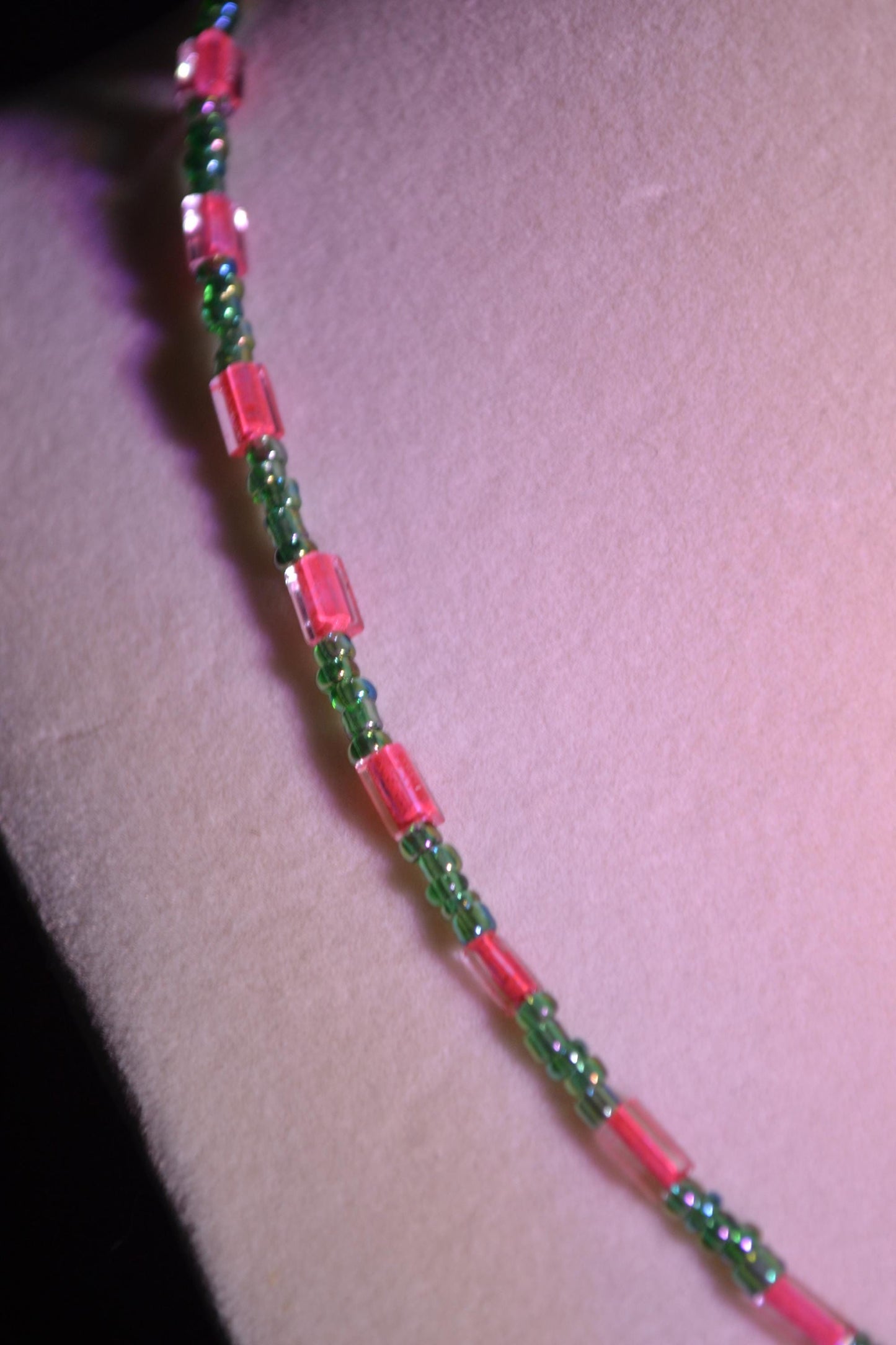 Multicolor glass bead necklace. Fuschia and green